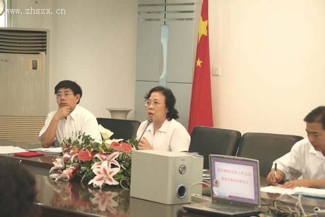 詹紅紅校長在大會(huì)上發(fā)言