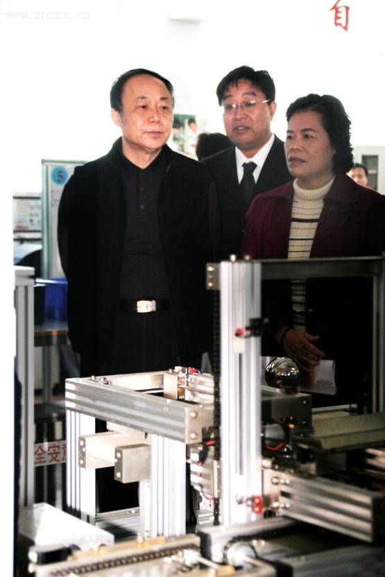 珠海市人大副主任余榮藹、珠海市教育局局長羅碧堅(jiān)與楊克誠副校長參觀學(xué)校電氣實(shí)訓(xùn)室